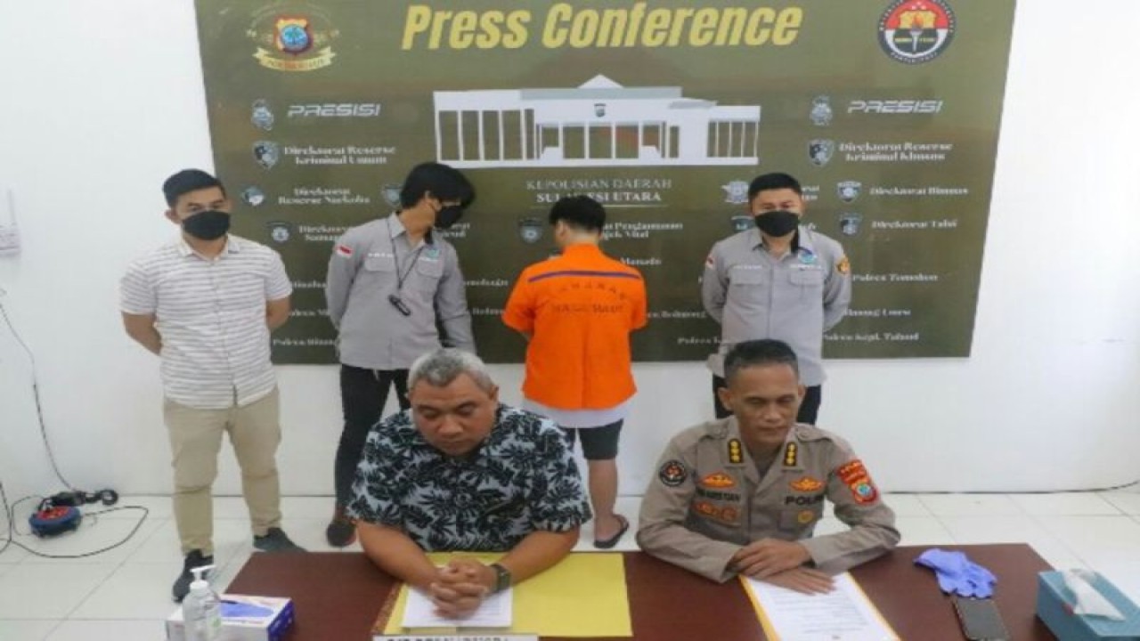Kabid Humas Polda Sulut Kombes Pol Iis Kristian (kanan) dan Dirresnarkoba Polda Sulut Kombes Pol Budi Samekto (kiri) saat memberikan keterangan pers. ANTARA/HO-Humas Polda Sulut.