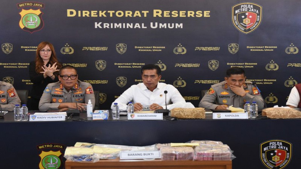 Kabareskrim Polri Komjen Pol Wahyu Widada (tengah), Kadiv Hubinter polri Irjen Pol Khrisna Murti (kiri), dan Kapolda Metro Jaya Irjen Pol Karyoto (kanan) memberikan keterangan pers saat rilis pengungkapan perkara Tindak Pidana Perdagangan Orang (TPPO) jaringan internasional Indonesia-Kamboja berupa penjualan organ tubuh di Polda Metro Jaya, Jakarta, Kamis (20/7/2023). ANTARA FOTO/Indrianto Eko Suwarso/rwa.