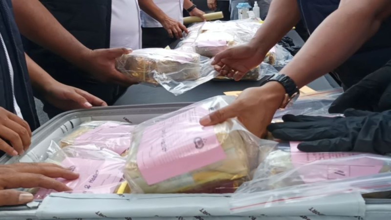 Polisi menata barang bukti narkotika jenis sabu-sabu saat konferensi pers di halaman Polrestabes Surabaya, Rabu sore (26/7/2023). (ANTARA/Hanif Nashrullah)