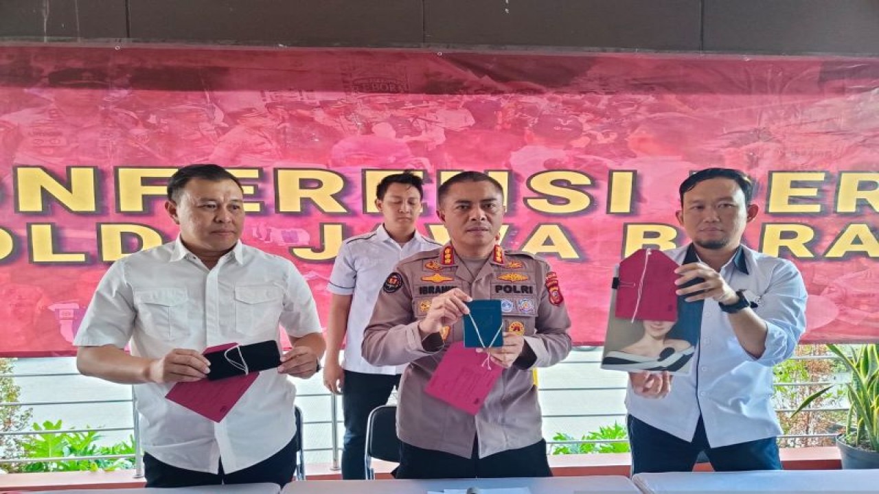 Kabid Humas Polda Jabar Kombes Polisi Ibrahim Tompo (tengah), Direktur Reserse Kriminal Khusus Polda Jabar Kombes Pol Deni Oktavianto (kiri) beserta jajaran menunjukan barang bukti kejahatan penipuan online jaringan internasional di Mapolda Jabar, Kota Bandung, Rabu (26/7/2023). ANTARA/Ricky Prayoga