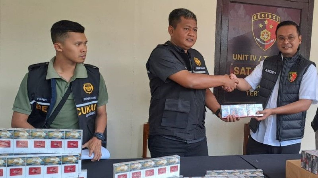 Pihak Kepolisian Resor Jembrana, Bali menunjukkan barang bukti berupa 10 ribu bungkus rokok ilegal yang disita dari mobil seorang warga yang terlibat kecelakaan lalu lintas di Negara, Jembrana, Bali, Rabu (12/7/2023). ANTARA/Gembong Ismadi