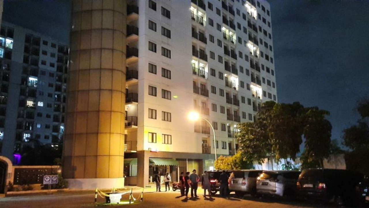 Ilustrasi - sejumlah penyidik dari Polres Tangerang Selatan saat melakukan olah tempat kejadian perkara (TKP) insiden penusukan WNA Nigeria di Apartemen Paragon, Kabupaten Tangerang. (Azmi Samsul Maarif)