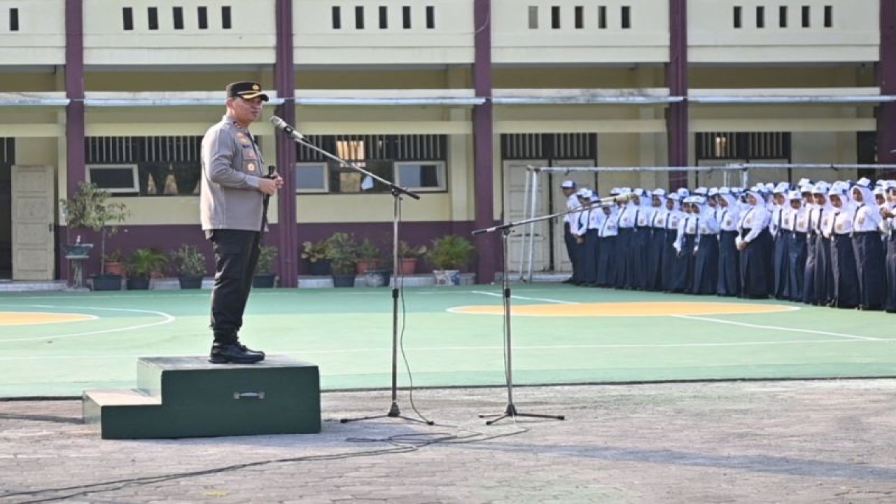 Kapolres Jepara AKBP Wahyu Nugroho Setyawan menjadi inspektur upacara saat upacara bendera di SMP Negeri 6 Jepara, Jawa Tengah, Senin (24/7/2023). ANTARA/HO-Polres Jepara