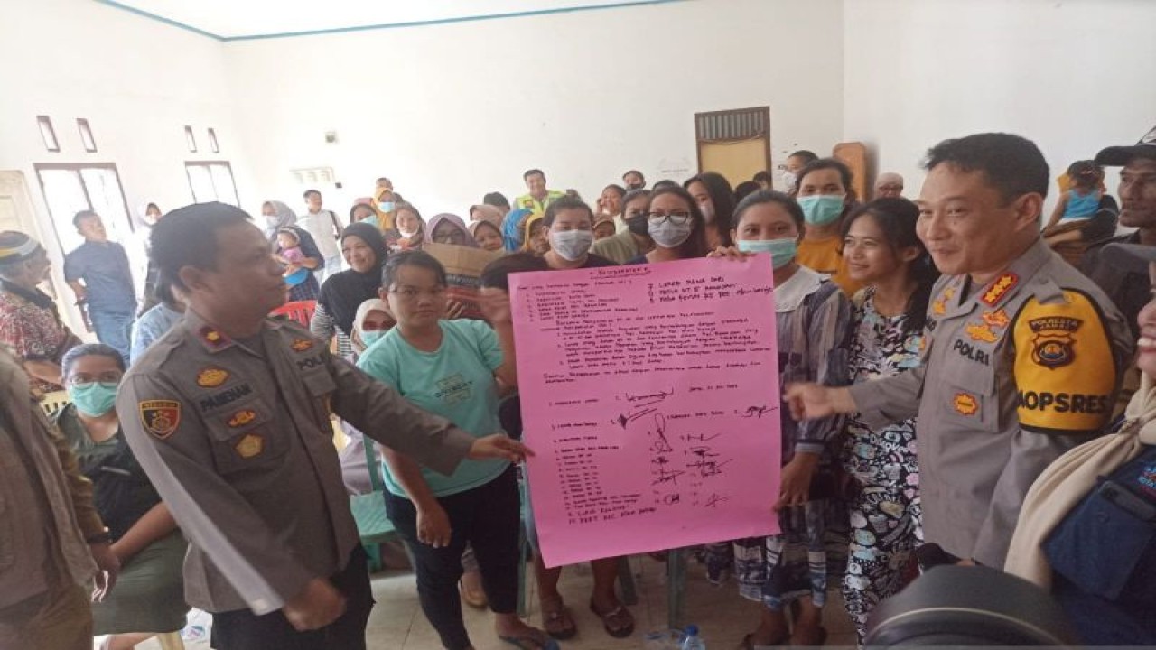Polresta Jambi bersama aparat pemerintah daerah dan warga di kawasan bekas lokalisasi Payo Sigandung, Kelurahan Rawasari, Kecamatan Alam Barajo, Kota Jambi melakukan deklarasi anti-narkoba untuk kawasan tersebut, Selasa (25/7/2023). ANTARA/Tuyani