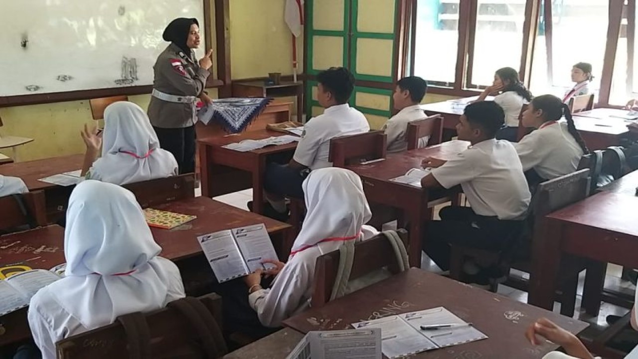 Anggota Satlantas Polres Kapuas Hulu menyampaikan sosialisasi terkait aturan berlalu lintas di kalangan pelajar yang ada di Kota Putussibau, wilayah Kapuas Hulu, Kalimantan Barat, Jumat (14/7/2023). ANTARA/HO-Humas Polres Kapuas Hulu. (Teofilusianto Timotius)