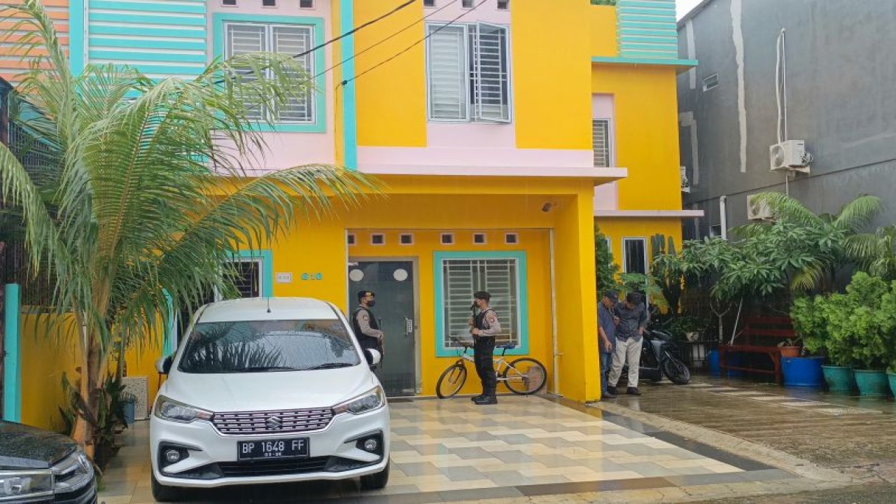 Polisi berjaga di depan kantor perusahaan diduga milik tersangka korupsi mantan kepala Bea Cukai Makassar Andhi Pramono di Batam, Kepulauan Riau, Selasa (11/7/2023). (ANTARA/Yude)