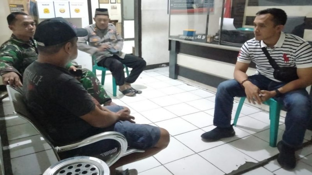 Polisi mengamankan preman yang diduga memeras sopir angkutan umum di Kabupaten Garut, Jawa Barat. (ANTARA/HO-Humas Polres Garut)
