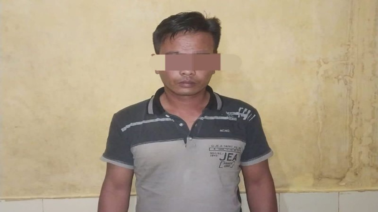 Polisi mengamankan sopir truk angkutan batu bara yang ancam petugas di Jambi, Kamis (27/7/2023). (ANTARA/HO)