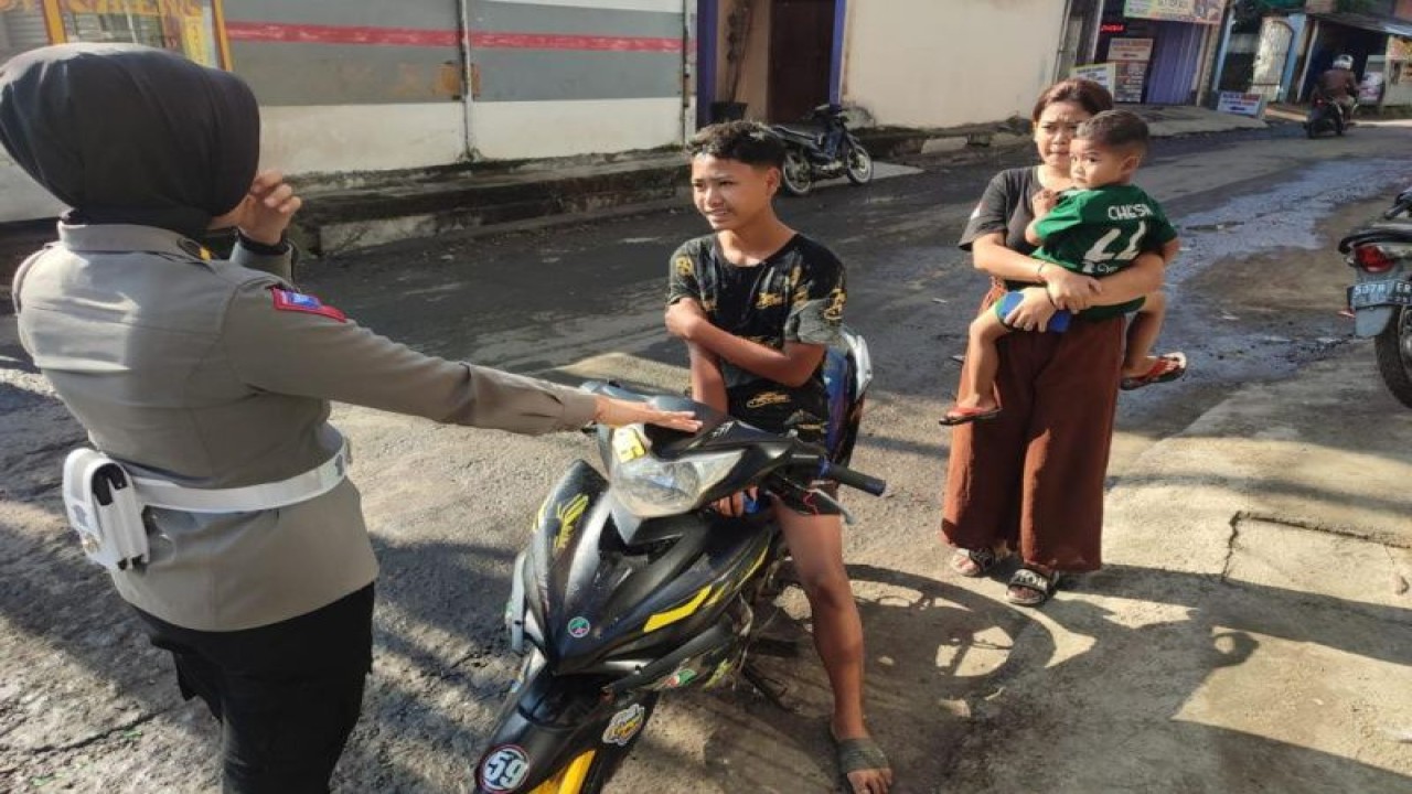 Polisi mengedukasi masyarakat agar tertib berlalu lintas di Kabupaten Garut, Jawa Barat. ANTARA/HO-Polres Garut.