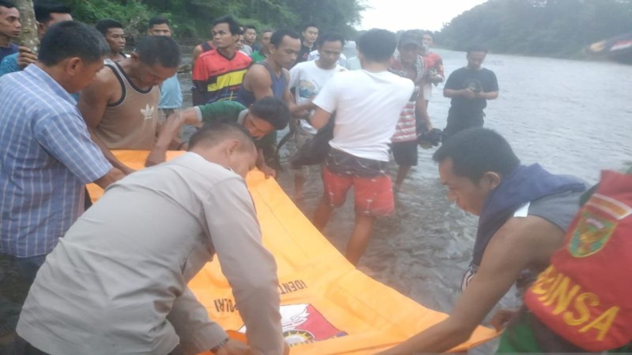 Polisi mengevakuasi jasad korban tenggelam di Sungai Ogan, Jumat. (ANTARA/Edo Purmana/23)