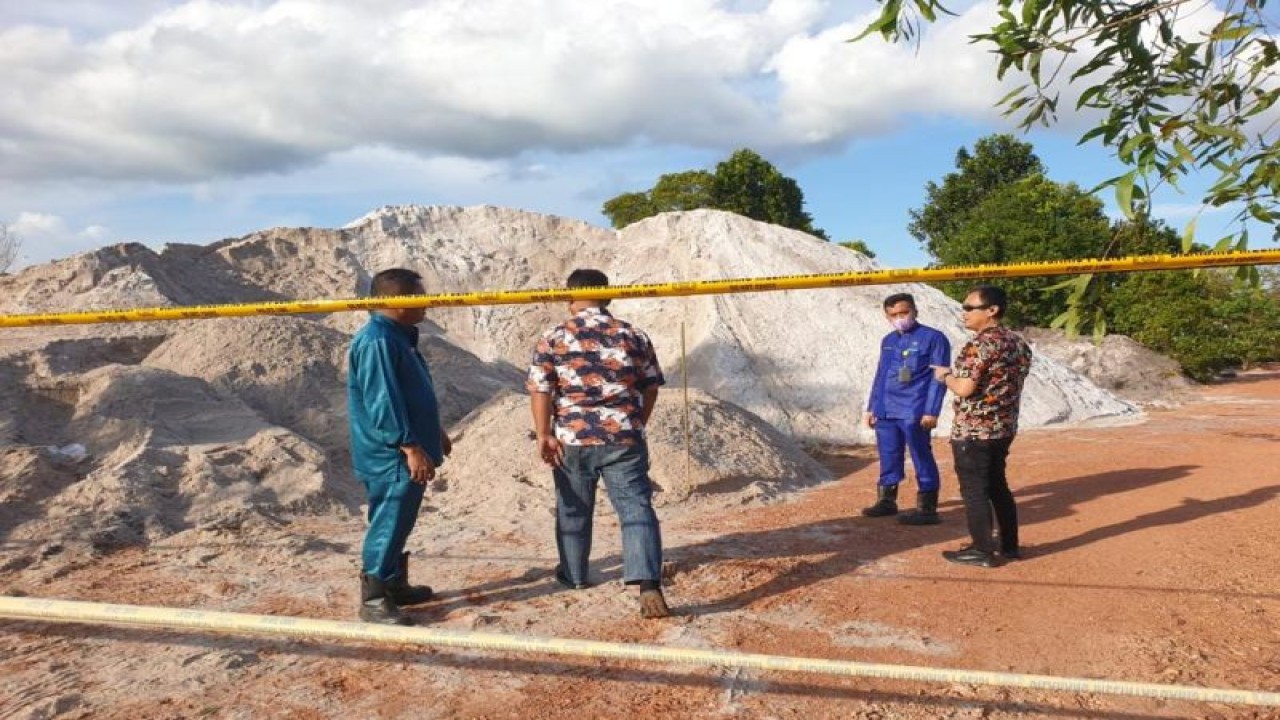 Polisi menyegel tambang pasir ilegal di Pulau Galang, Kota Batam. (ANTARA/HO-Polda Kepri)
