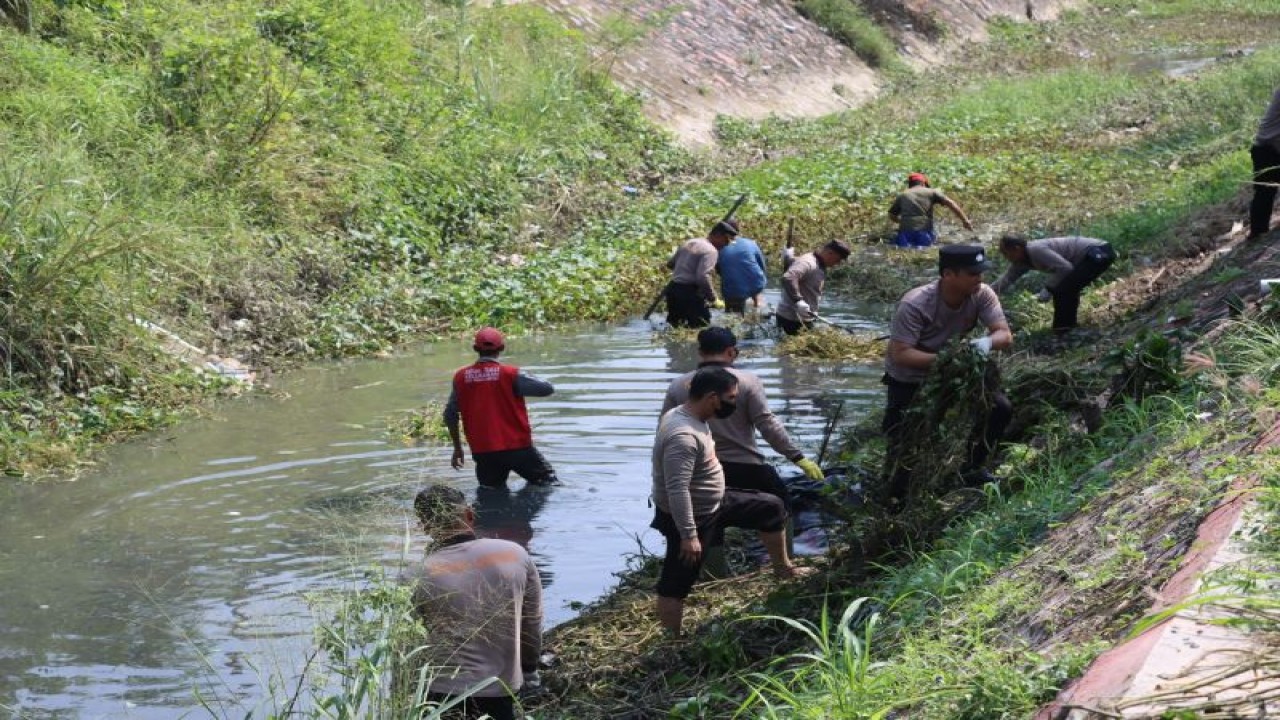 Polresta Bandarlampung bersama polsek dan jajaran bersihkan sungai di kota setempat. Bandarlampung, Kamis (13/7)2023). ANTARA/HO-Polresta Bandarlampung.