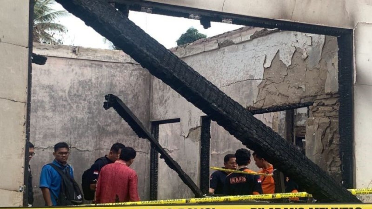 Tim Labfor Mabes Polri dan Polda Jatim melakukan olah TKP di lokasi kebakaran di Kantor Bawaslu Kota Palangka Raya Jalan Tjilik Riwut KM 3,5, beberapa waktu lalu. ANTARA/Adi Wibowo
