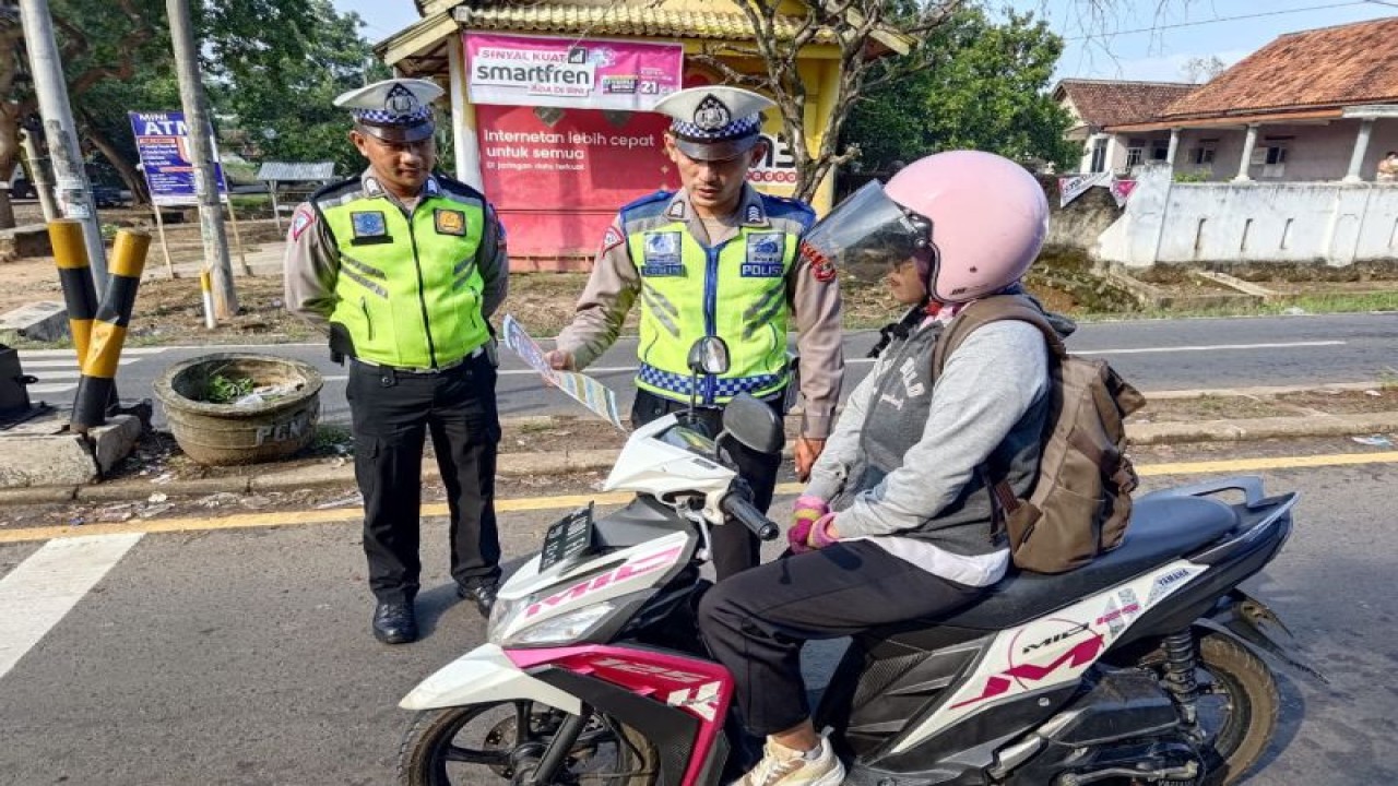 Polisi sedang melaksanakan giat Operasi Patuh Krakatau 2023. (ANTARA/HO)