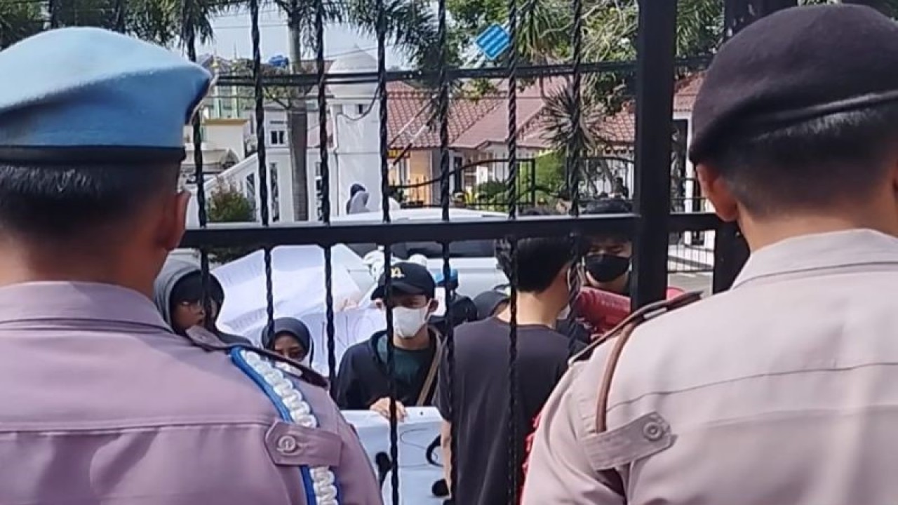 Polisi sedang menjaga unjuk rasa mahasiswa di depan PN Pandeglang, Banten, Kamis (13/7/2023). ANTARA/LukmanFauzi