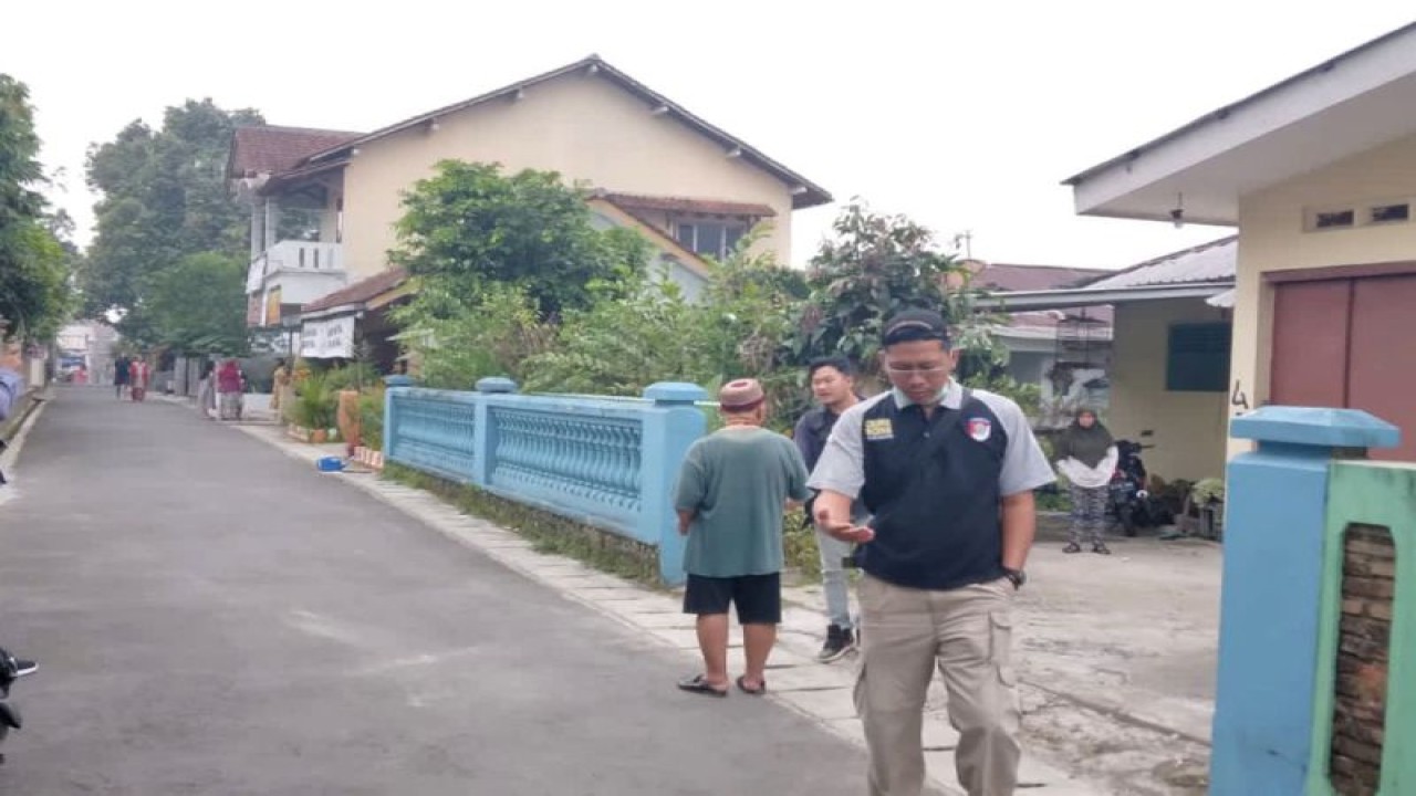 Petugas Satreskrim Polresta Banyumas (rompi hitam) melakukan olah tempat kejadian perkara penganiayaan terhadap dua warga di Kelurahan Sumampir, Kecamatan Purwokerto Utara, Kabupaten Banyumas, Selasa (25/7/2023). ANTARA/HO-Polresta Banyumas