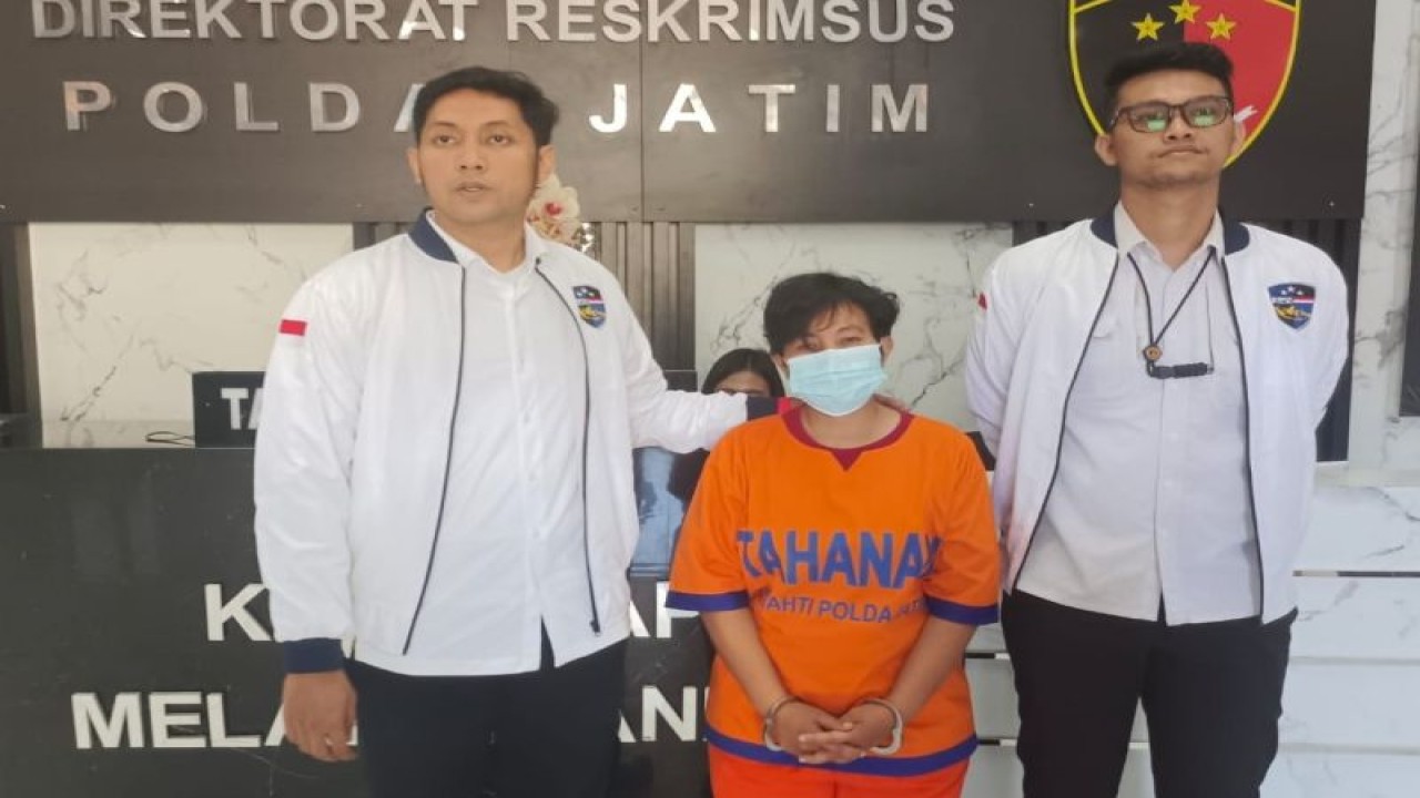 Polisi menunjukkan tersangka kasus investasi bodong dengan korban belasan pekerja migran Indonesia (PMI) di Hong Kong bernama Setiyo RIni yang diserahkan ke Kejaksaan Negeri Malang. ANTARA/HO-Bidhumas Polda Jatim