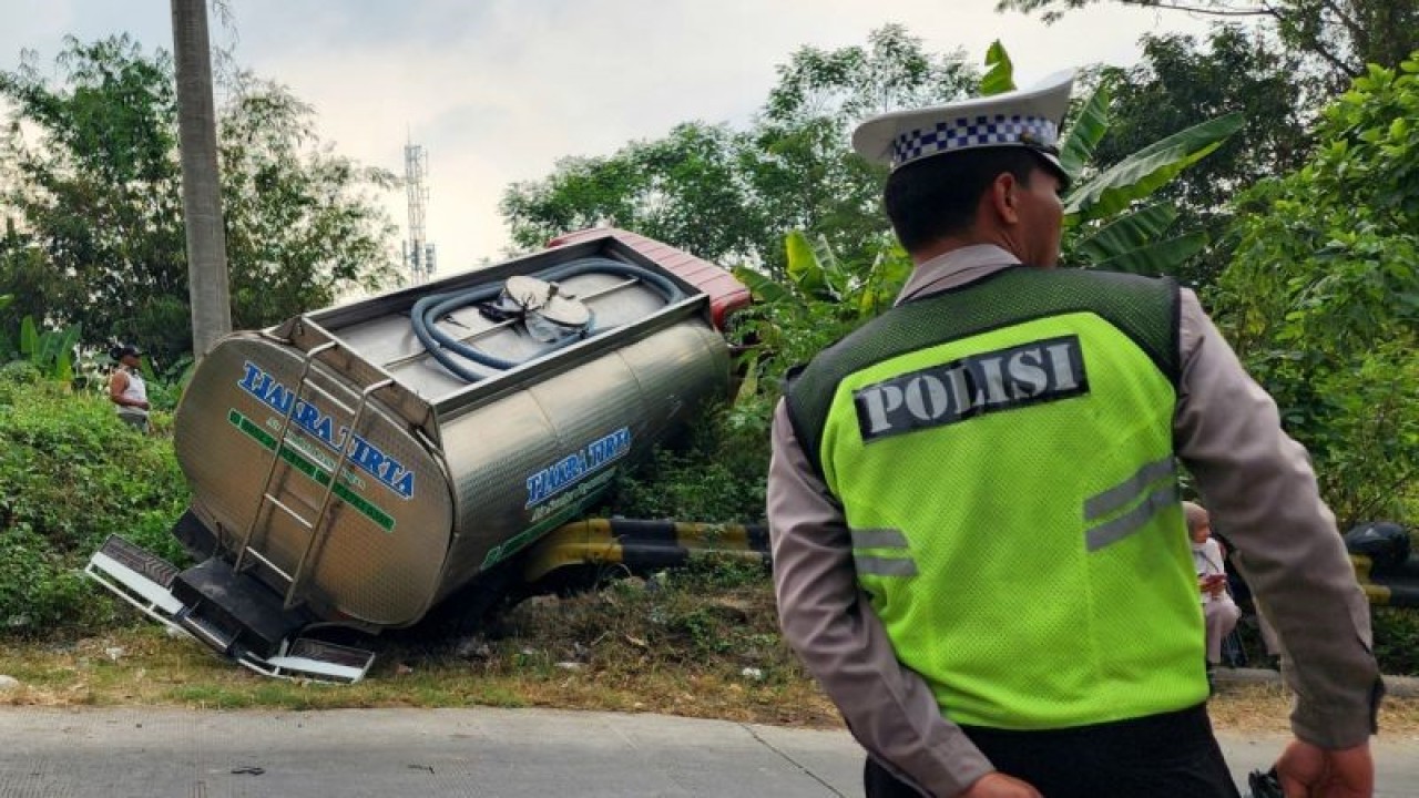 Truk tangki pengangkut air mengalami kecelakaan di Jalan Untung Suropati, Kota Semarang, Jawa Tengah, Senin, yang mengakibatkan seorang tewas. ANTARA/I.C. Senjaya