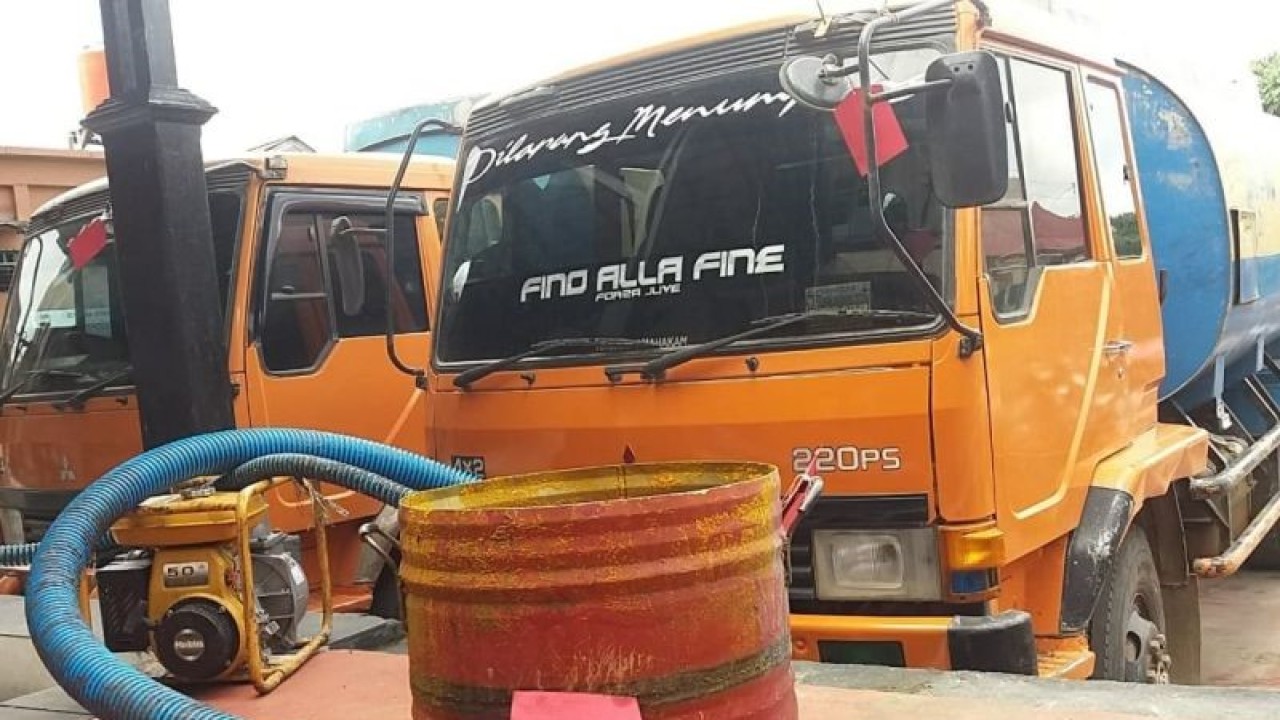Dua truk tangki fuso yang digunakan para tersangka untuk menggelaptan CPO milik perusahaan. ANTARA/Taufiq hart