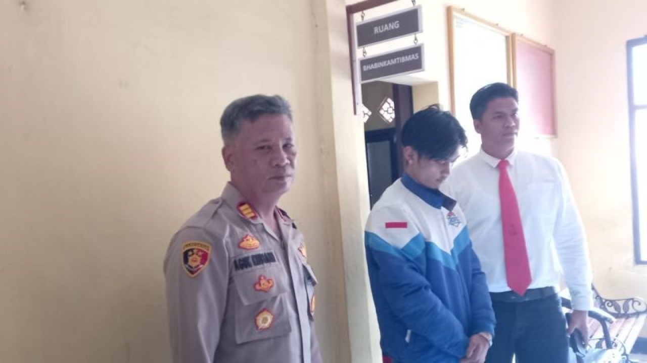 Personel Polsek Cisolok bersama Tim Opsnal Satreskrim Polres Sukabimi menangkap salah seorang anggota geng motor yang diduga terlibat kasus pengancaman dengan menggunakan senjata api terhadap warga Kampung Nambo, Masjid Al-Furqon, Desa/kecamatan Cisolok, Kabupaten Sukabumi, jabar pada Ahad (9/7/2023). (Antara/Aditya Rohman)