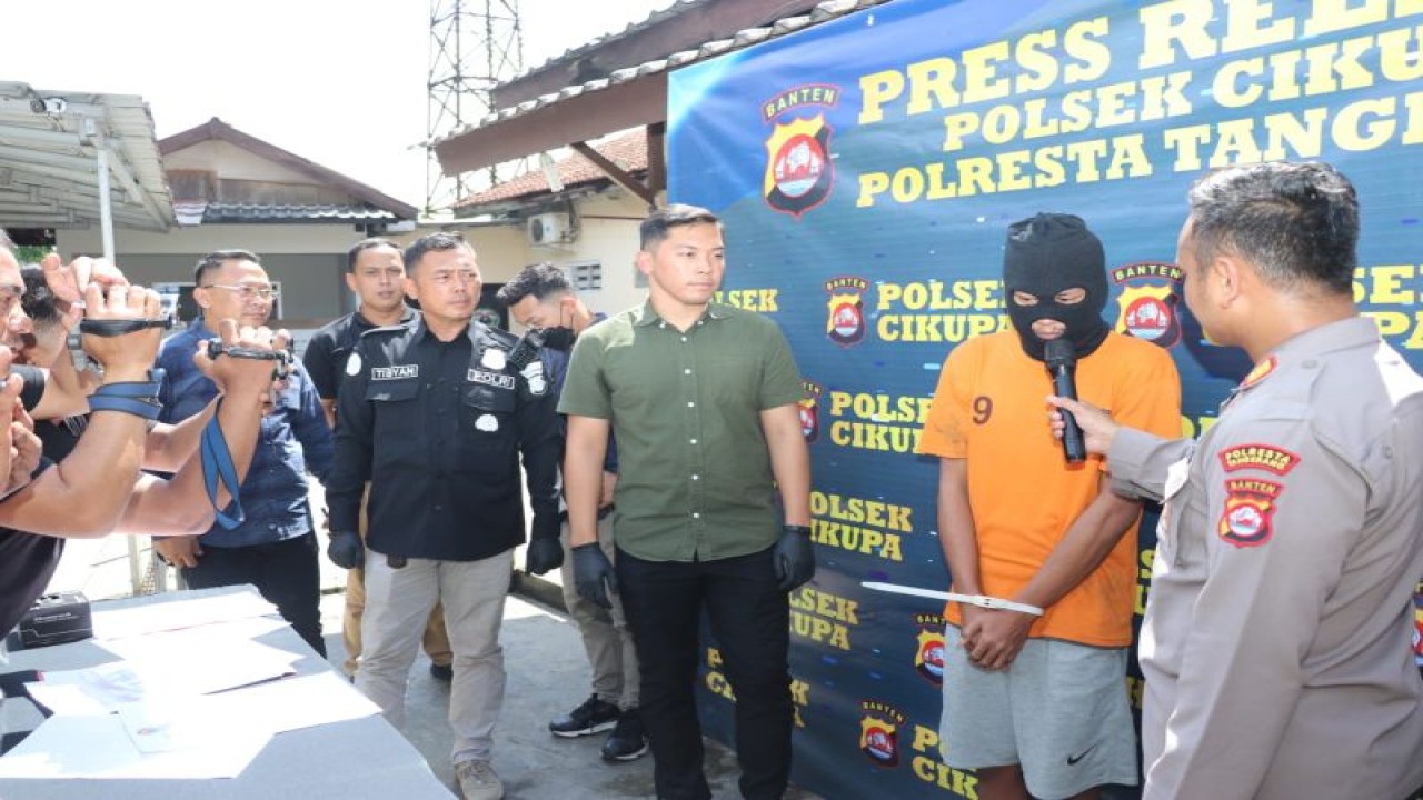 Kapolsek Cikupa AKP Imam Wahyu Pramono saat menjelaskan ungkap kasus penipuan kerja di Tangerang, Kamis (13/7/2023). ANTARA/HO-Polresta Tangerang)
