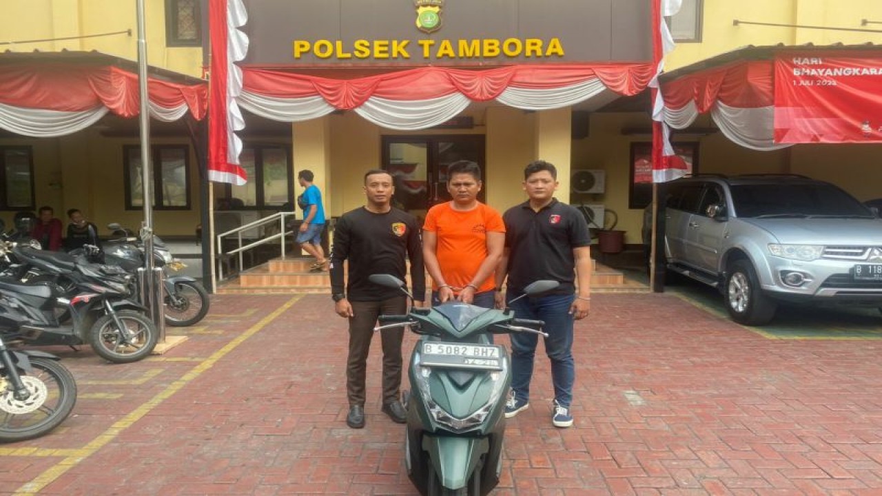 Kepolisian menangkap pencuri barang, AH (40) dengan modus memecahkan kaca mobil menggunakan alat khusus, Jakarta Barat, Minggu (23/7/2023). ANTARA/HO-Polsek Tambora
