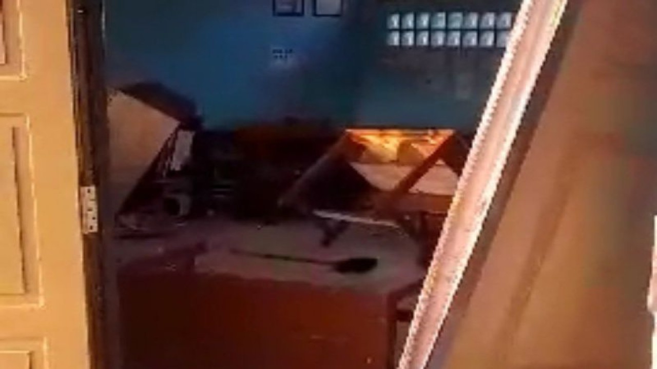 Kondisi salah satu ruang kelas SDN Datarlimus di Kampung Sukalmuya, Desa Cibadak, Kecamatan Pabuaran, Kabupaten Sukabumi, Jawa Barat yang amburadul akibat dirusak oleh pemuda berinisial E (27) yang merupakan ODGJ pada Minggu, (23/7). Antara/Aditya Rohman