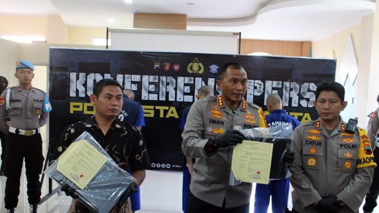 Kepala Polresta Surakarta Kombes Polisi Iwan Saktiadi (tengah) didampingi Wapolresta Surakarta AKBP Catur Cahyono (kanan) dan Kasat Reskrim (kiri) dalam konferensi Pers di Mapolresta Surakarta, Jumat (14/7/2023). ANTARA/Bambang Dwi Marwoto.