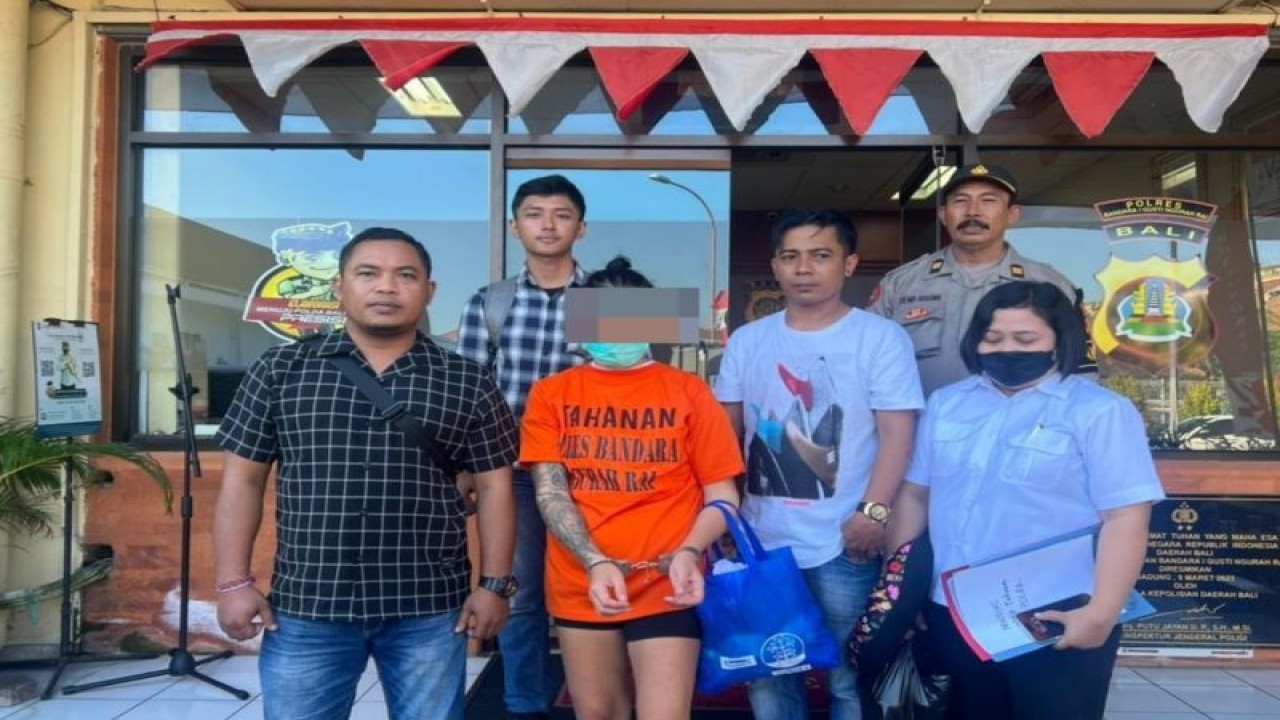 Bule wanita asal Ukraina berinisial GI mengenakan baju tahanan di Polres Kawasan Bandara Ngurah Rai setelah ditangkap karena diduga melakukan pencurian koper di Terminal Kedatangan Bandara Internasional I Gusti Ngurah Rai, Tuban, Badung, Bali. ANTARA/HO-Humas Polres Bandara I Gusti Ngurah Rai