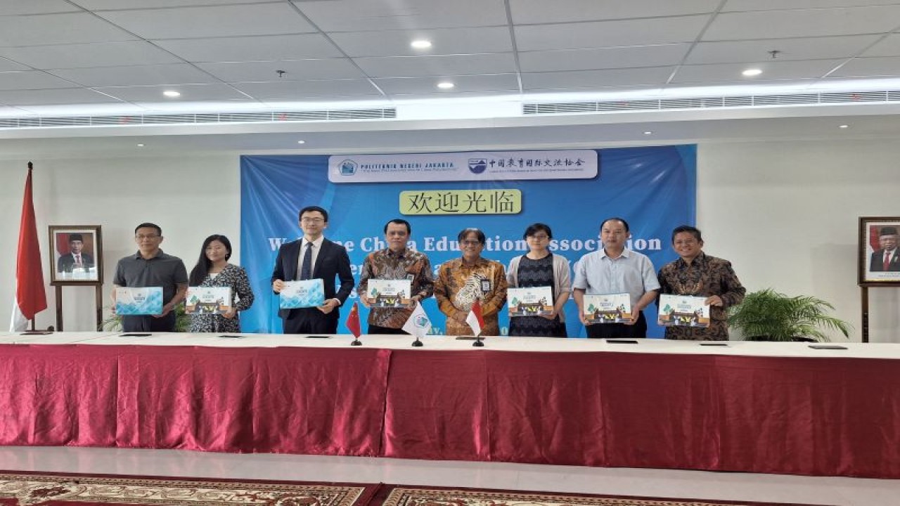 Direktur PNJ Dr. Sc. H. Zainal Nur Arifin (keempat dari kanan) ketika menerima kunjungan China Education Association for International Exchange (CEAIE (ANTARA/Foto: Feru Lantara)