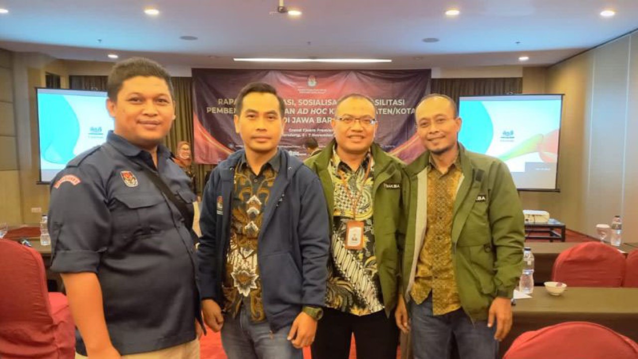 Kepala Divisi SDM, Sosialisasi Pendidikan Pemilih, dan Partisipasi Masyarakat pada KPU Kabupaten Bekasi Dhany Wahab Habieby (kedua dari kanan) saat menghadiri kegiatan KPU Jawa Barat beberapa waktu lalu. (ANTARA/Pradita Kurniawan Syah).