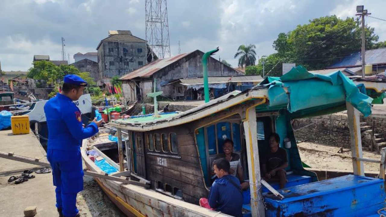 Personel Satpolair Polres Bangka Barat sambang warga pesisir di Pelabuhan Lama Mentok guna menjaga kamtibmas di daerah itu. (ANTARA/ Donatus Dasapurna)
