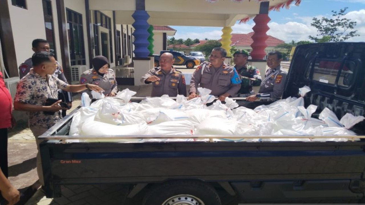 Polres Gorontalo Utara amankan 1.000 Liter minuman keras asal Sulawesi Utara. (ANTARA/HO)