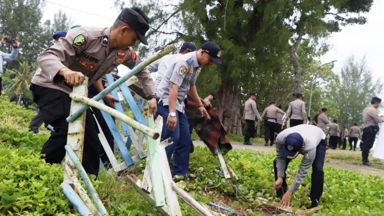 Ratusan personel Polres Aceh Barat menggelar aksi gotong-royong guna membersihkan sampah di kawasan Pantai Wisata Ujung Karang Meulaboh, Kamis (13/7/2023). (ANTARA/HO-Dok. Polres Aceh Barat)