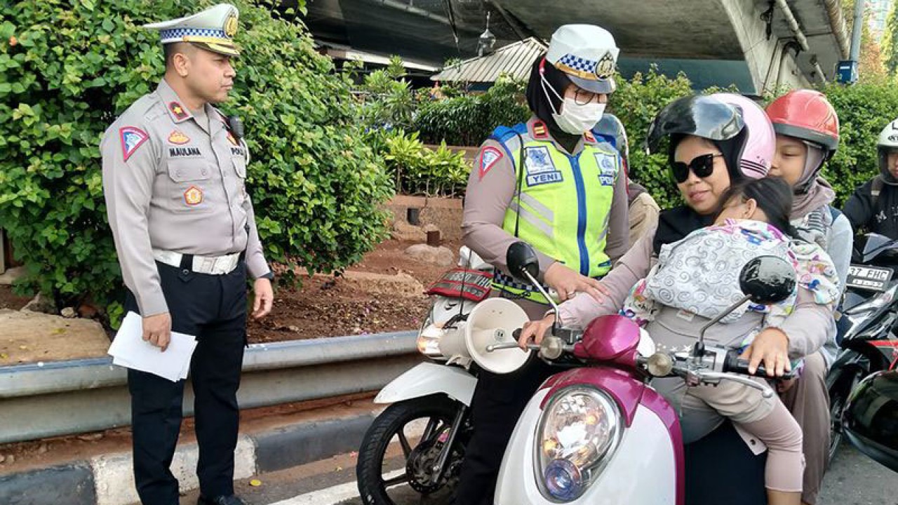 Satuan Lalu Lintas Polres Jakarta Barat memeriksa pengendara dalam Operasi Patuh Jaya 2023 pada hari kedua, Selasa (11/7/2023). ANTARA/HO-Polres Jakbar/aa.