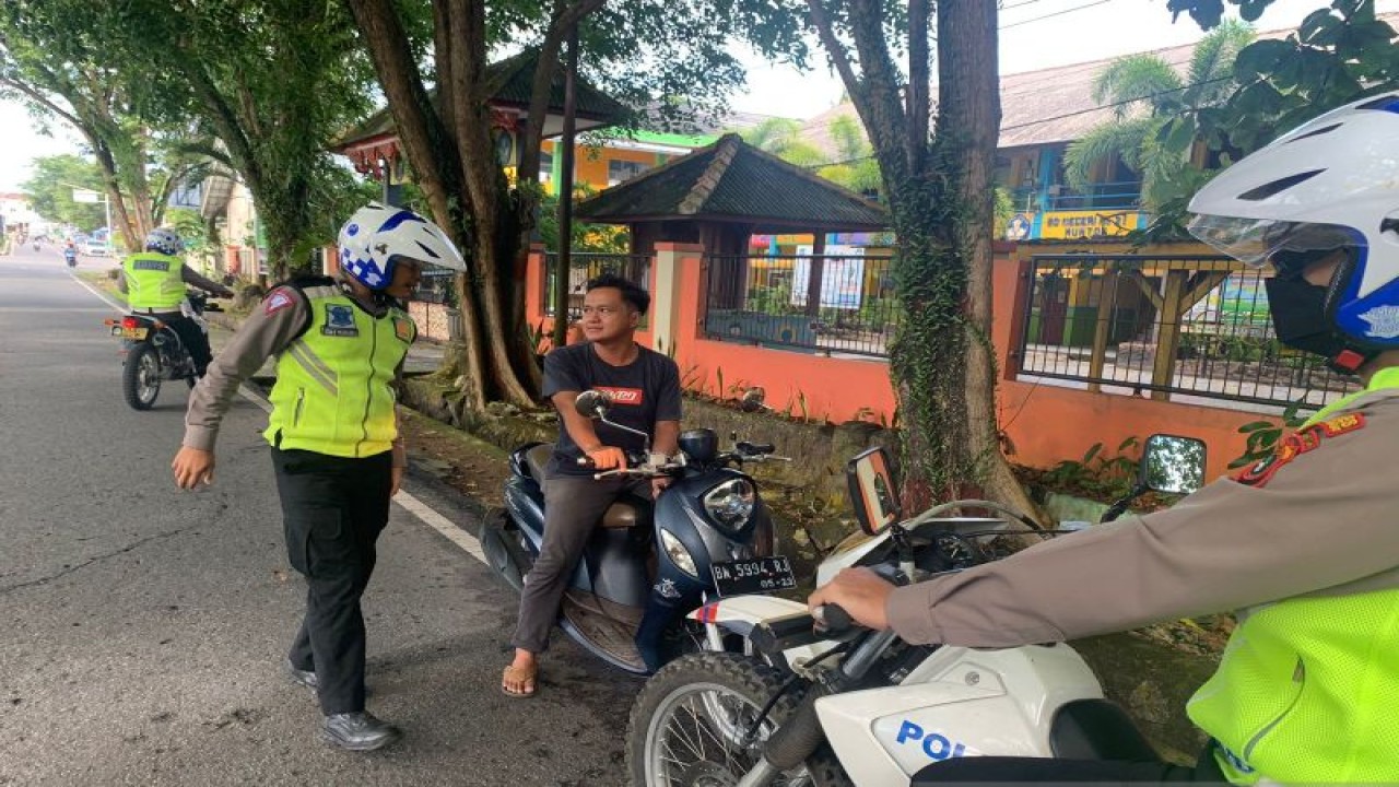 Personel Satuan Lalu Lintas Polres Bangka Barat melakukan pengawasan keliling untuk meningkatkan kesadaran masyarakat tertib berlalu lintas. (ANTARA/HO-Humas Polres Bangka Barat)