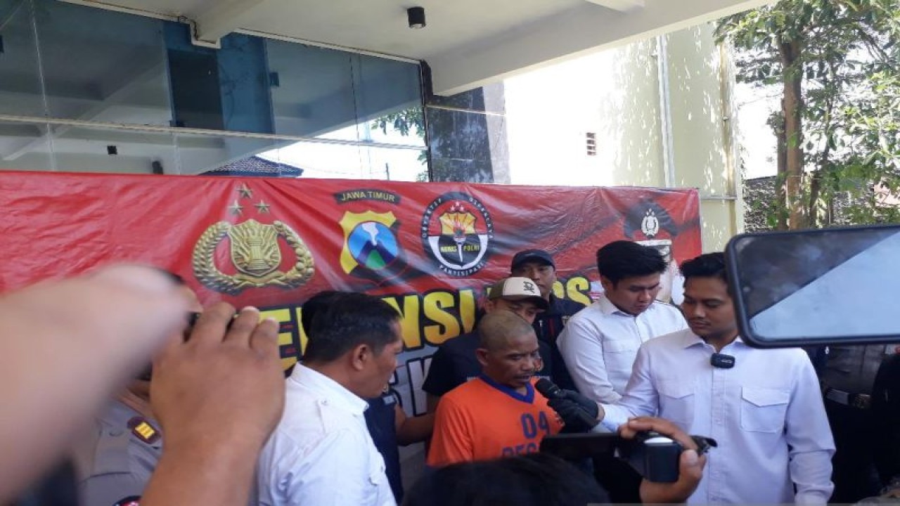 Polres Kediri saat gelar perkara kasus pembunuhan yang dilakukan bapak kandung kepada anaknya sendiri, di Mapolres Kediri, Jawa Timur, Senin (17/7/2023). ANTARA/ Asmaul
