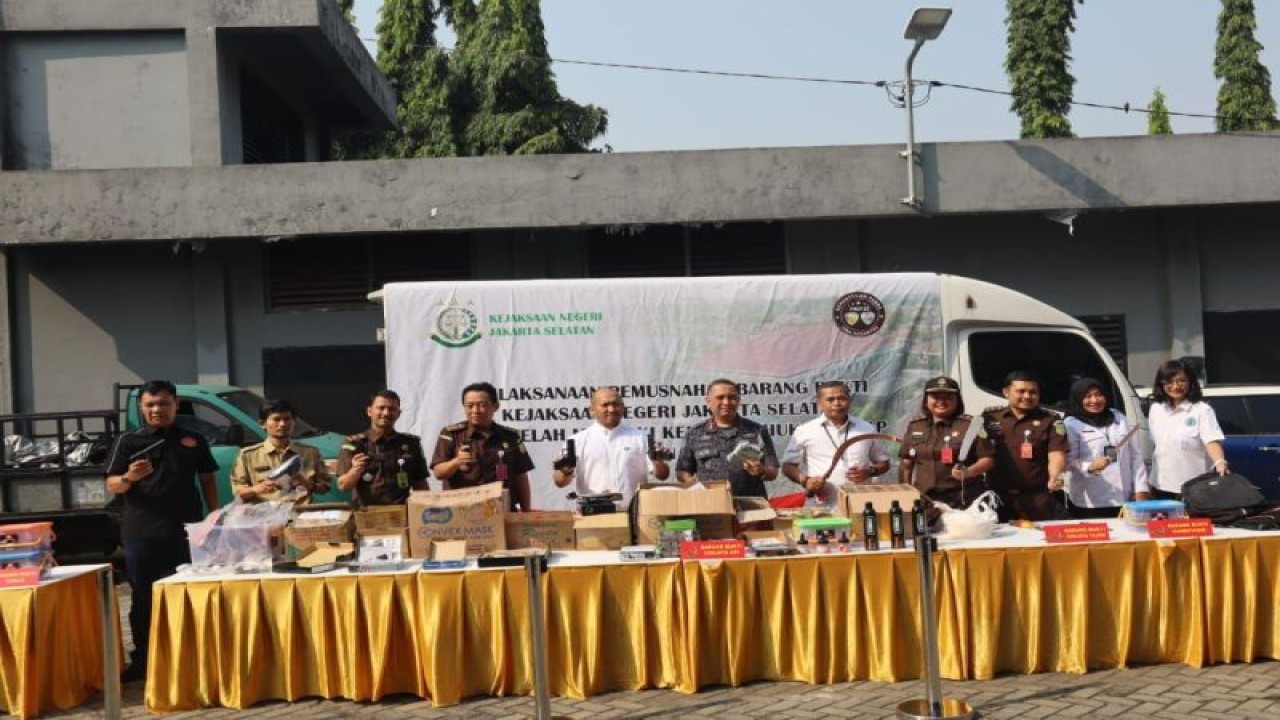 Kepala Satuan Reserse Narkoba Polres Metro Jakarta Selatan Kompol Achmad Ardhy (kelima dari kiri) bersama Kepala BNN Jakarta Selatan Kombes Pol Gazali Ahmad (keenam dari kanan) menunjukkan barang bukti narkoba dan senjata tajam yang akan dimusnahkan di Kantor Kejaksaan Negeri Jakarta Selatan, Selasa (18/7/2023). ANTARA/HO-Polres Metro Jakarta Selatan