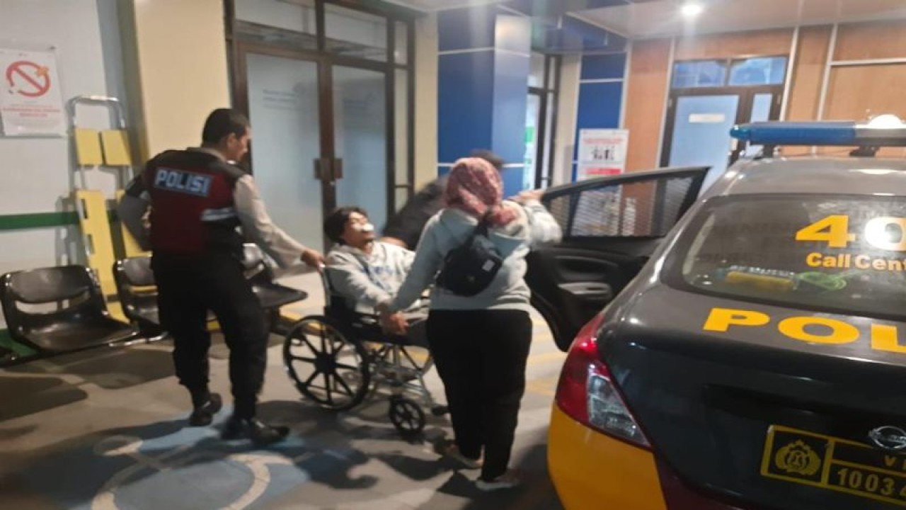 Personel Polres Metro Jakarta Selatan membantu korban penjambretan berinisial F (duduk di kursi roda) ke RS Fatmawati, Jakarta Selatan, Kamis (20/7/2023). ANTARA/HO-Polres Metro Jakarta Selatan