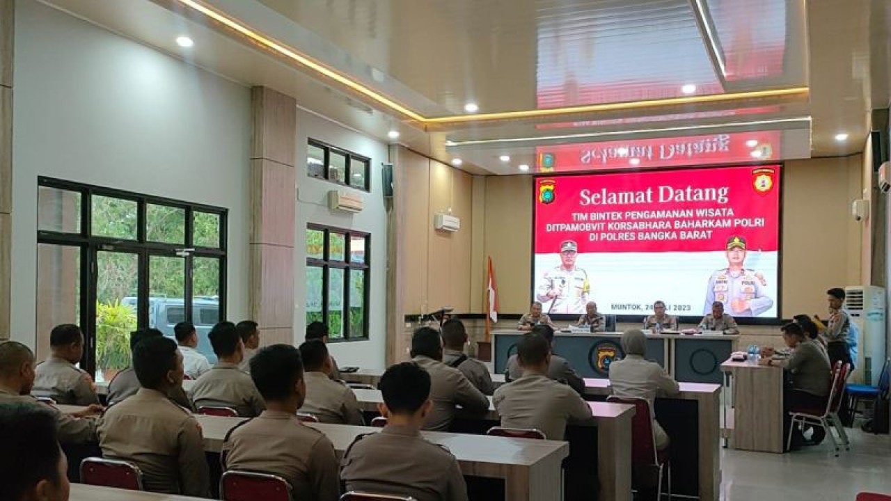 Polres Bangka Barat bersama Direktorat Pamobvit Korsabhara Baharkam Polri menggelar bimbingan teknis pengamanan objek wisata dan objek vital kepada personel Satuan Samapta di Mapolres Bangka Barat, Selasa (25/7/2023). (ANTARA/ Donatus Dasapurna)