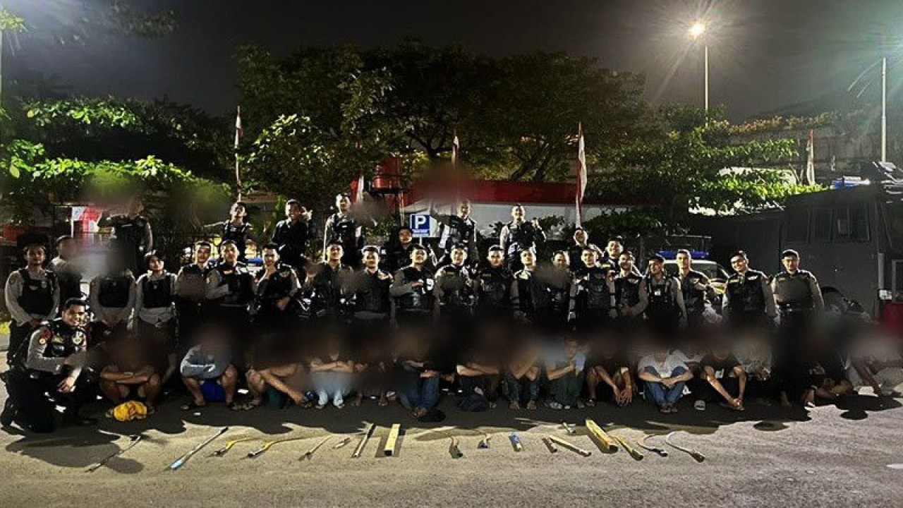 Sebanyak 32 remaja yang hendak tawuran di Jalan Meruya Selatan, Kembangan, Jakarta Barat, pada Sabtu (8/7/2023) pagi diamankan di Polres Metro Jakarta Barat. ANTARA/Ho-Polres Jakbar/am.