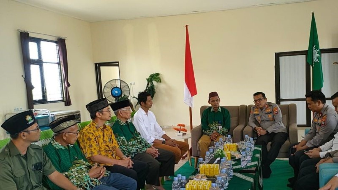 Kapolres Bangka Barat AKBP Ade Zamrah bersilaturahim dengan sejumlah pengurus PD Muhamaddiyah Bangka Barat di Mentok, Rabu (26/7/2023). (ANTARA/HO-Diskominfo Bangka Barat)