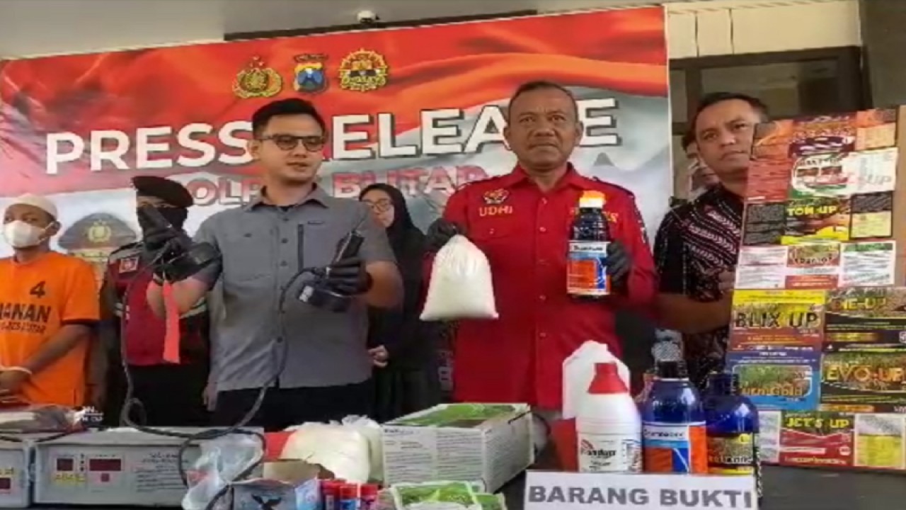 Gelar perkara kasus pestisida oplosan di Polres Blitar, Jawa Timur, Jumat (28/7/2023). ANTARA/ HO-Polres Blitar.