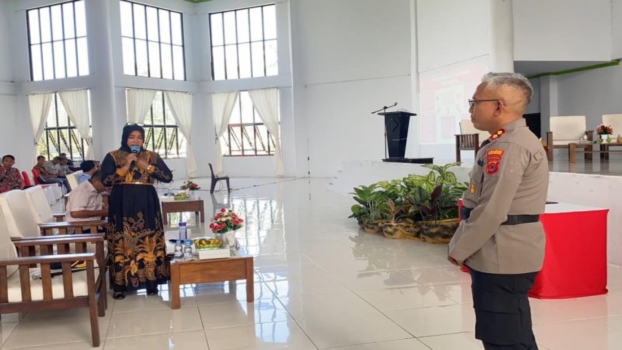 Kapolres dan Bupati Bursel dalam sosialisasi pencegahan tindak pidana korupsi. (ANTARA/Winda Herman)