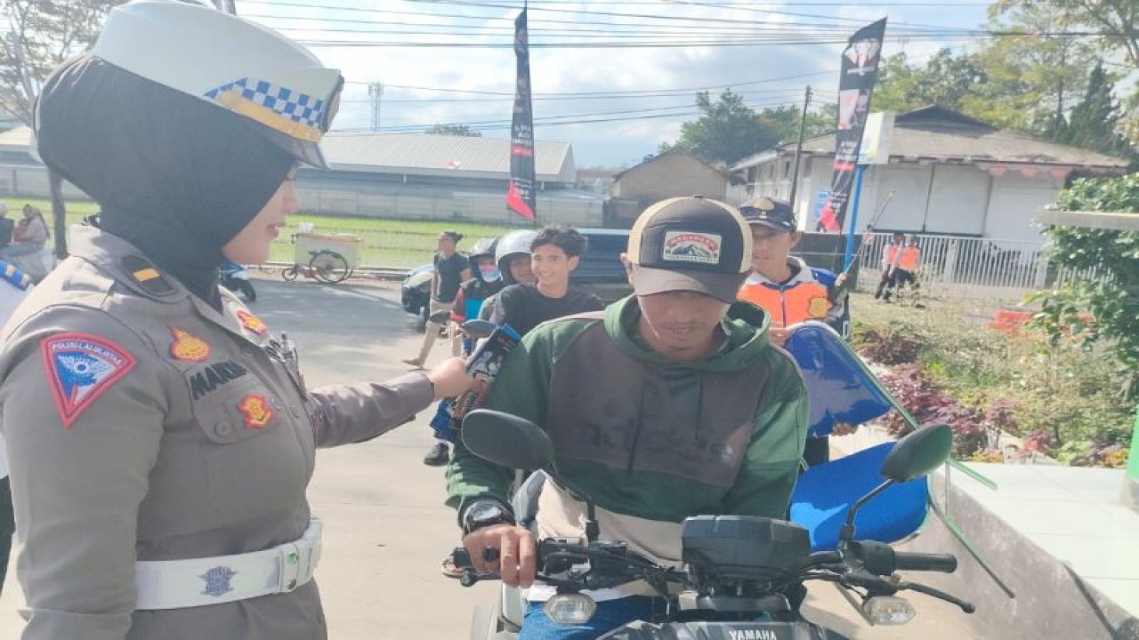 Polisi memberikan tindakan kepada pengendara sepeda motor saat Operasi Patuh Lodaya 2023 di Kabupaten Garut, Jawa Barat beberapa waktu lalu. (ANTARA/HO-Polres Garut)