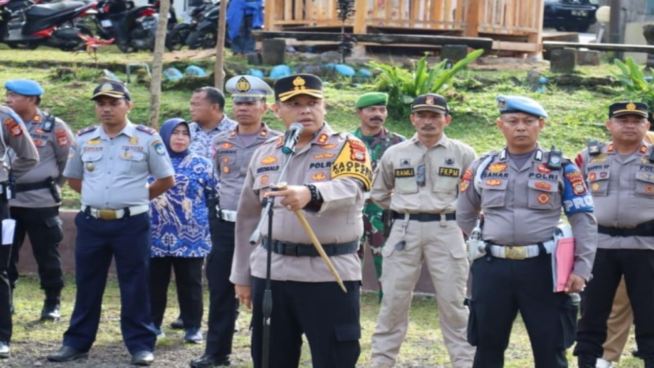 Kapolres Gowa Reonald TS Simanjuntak (tengah) saat memimpin apel pengecekan pasukan untuk disiagakan melaksanakan pengamanan Beautiful Malino yang berlangsung 14-16 Juli 2023 di halaman Polsek Tinggimoncong, Kabupaten Gowa, Sulawesi Selatan, Jumat (14/7/2023). ANTARA/HO-Dokumentasi Polres Gowa.
