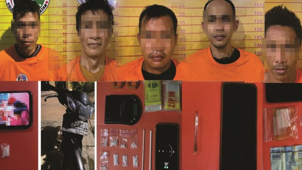 Lima pelaku dari pelaku jaringan narkotika lintas kabupaten, HR, HRA, MAH, YU dan TN serta barang bukti telah diamankan ke Mapolres Hulu Sungai Selatan, Kandangan, Kalimantan Selatan, Selasa (25/7/2023). (ANTARA/HO-Polres HSS)