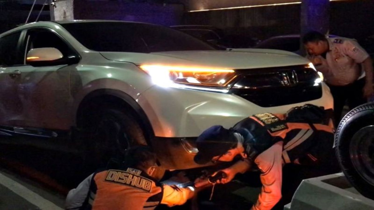 Polres Metro Jakarta Selatan menindak puluhan kendaraan di kawasan Senopati hingga Gunawarman, Jakarta, Sabtu (15/7/2023). ANTARA/HO-Istimewa