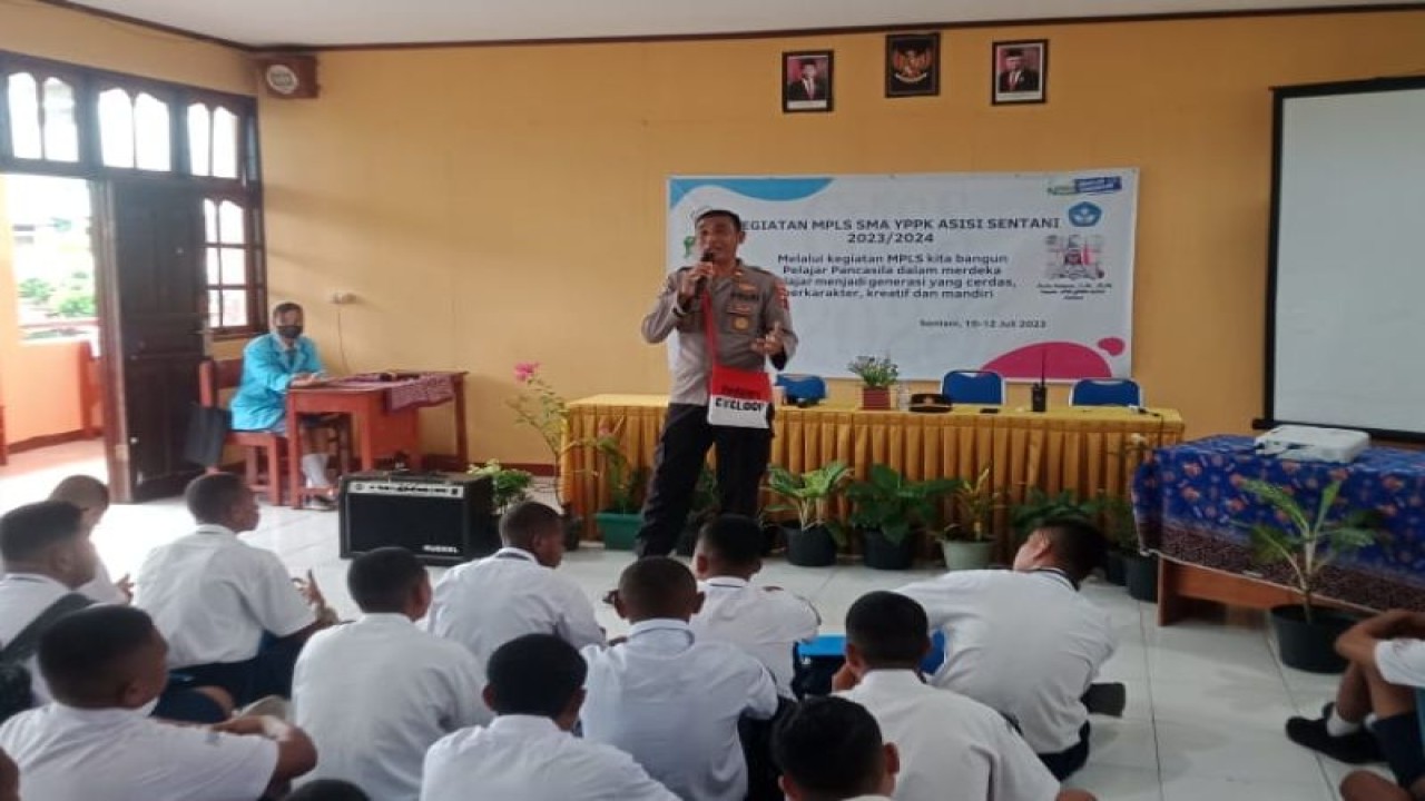 Kasat Binmas Iptu I Made Ambo Arjana berikan edukasi hukum bagi pelajar di YPPK Sentani, Selasa (11/7) (ANTARA/HO-Humas Polres Jayapura)
