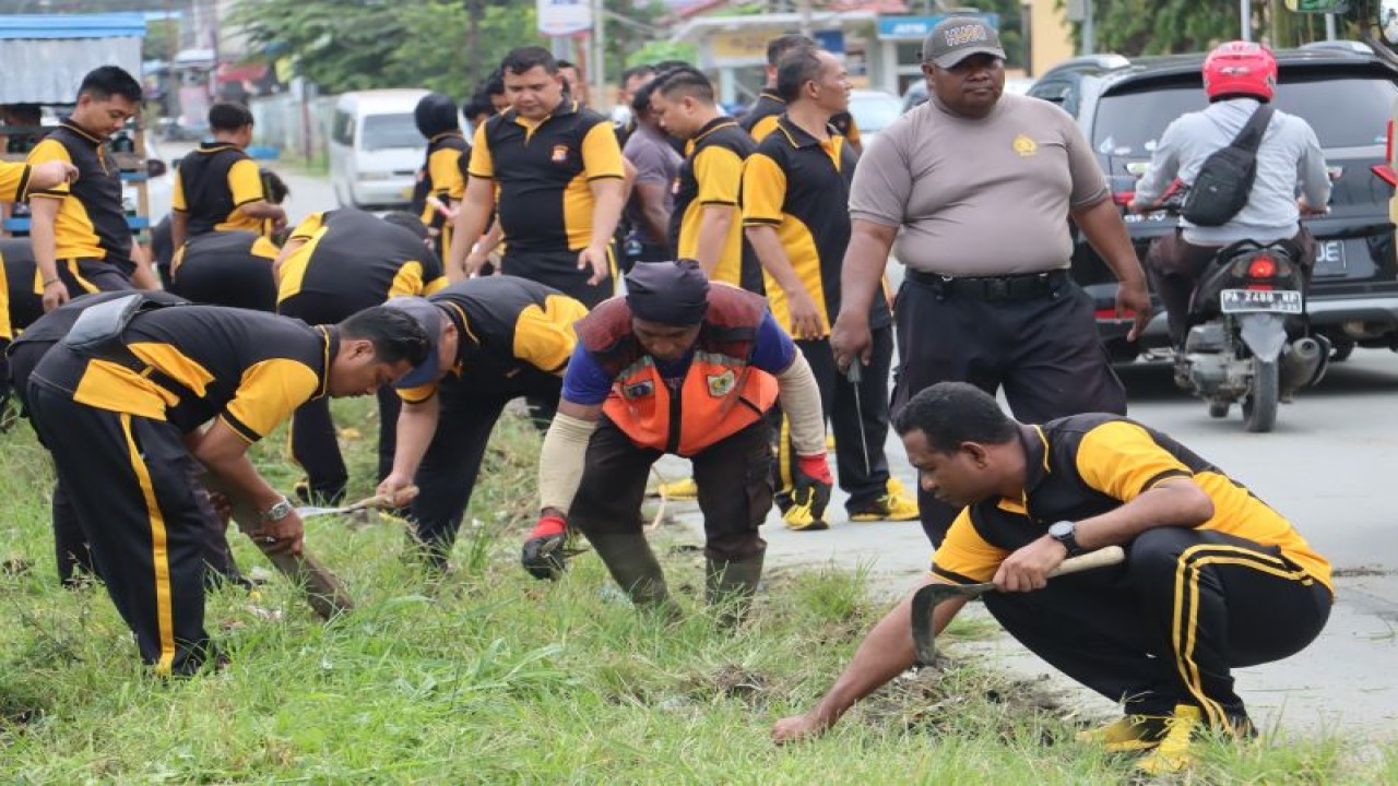 Polres Kabupaten Jayapura saat melakukan kerja bakti membersihkan sepanjang jalan. (HO-Polres Jayapura)